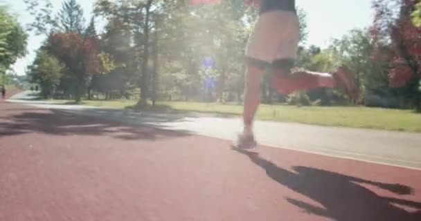 Rubia Atleta Masculino Corriendo Tren Sprint Pista Atletismo Ajuste Piernas — Vídeo de stock