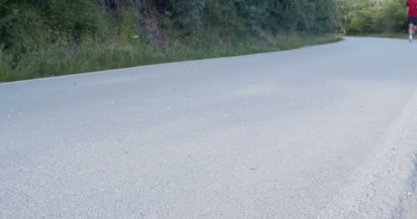 山道を朝走っている男 — ストック動画