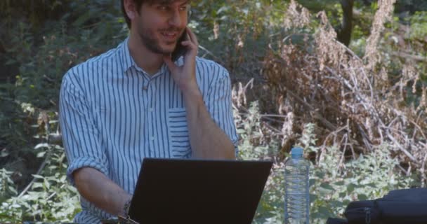 Freelance Travaillant Distance Forêt Plan Moyen — Video