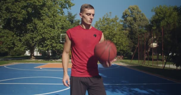 Veterano Jugador Baloncesto Mostrando Baloncesto Antes Del Juego — Vídeo de stock