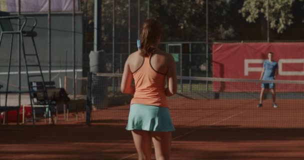 昼間にテニスをしている数人のスポーツマンが — ストック動画