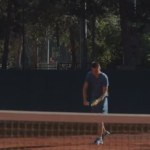 Jonge sportman die overdag tennis speelt