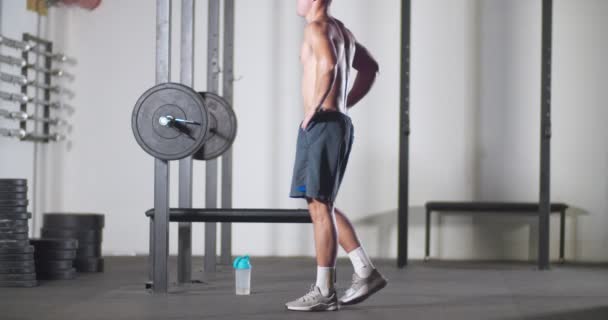 Fitness Muž Školení Crossfit Tělocvičně — Stock video