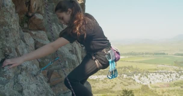 Junges Mädchen Steigt Vom Gipfel Eines Berges Herab — Stockvideo