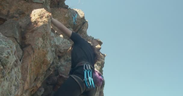 Chica Escalando Las Rocas Día Soleado Montaña — Vídeo de stock