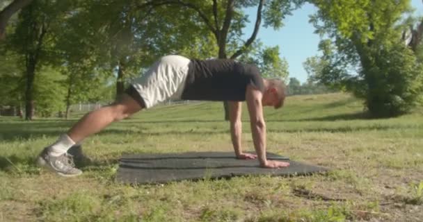 Sportlicher Junger Mann Praktiziert Yoga Park — Stockvideo