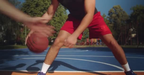 Молодий Ветеран Баскетболу Робить Дриблінг Фотоапарат Гравець — стокове відео