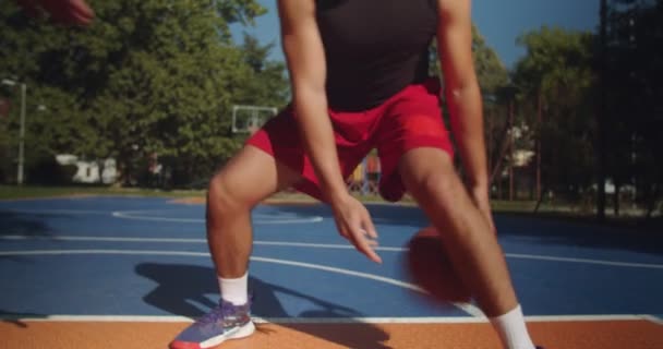 Mladý Basketbalový Veterán Dělá Dribbles Kamera Jako Hráč Pomalé — Stock video