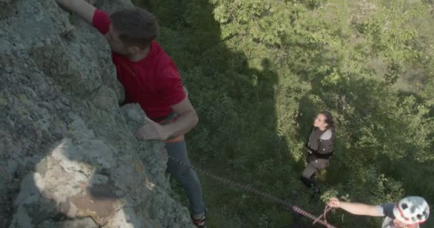 Joven Escalando Las Rocas Día Soleado Apoyado Por Equipo — Vídeos de Stock