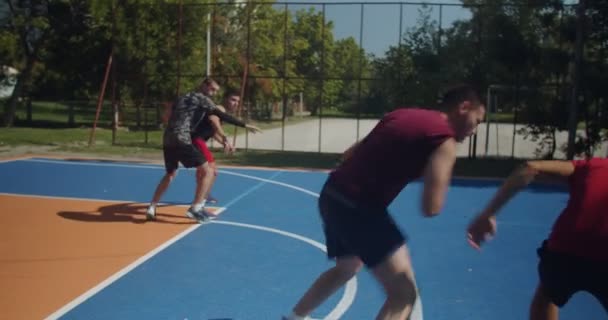 Přátelé Hrát Basketbal Zároveň Dělat Pohyb Zmrazení Dvoře — Stock video