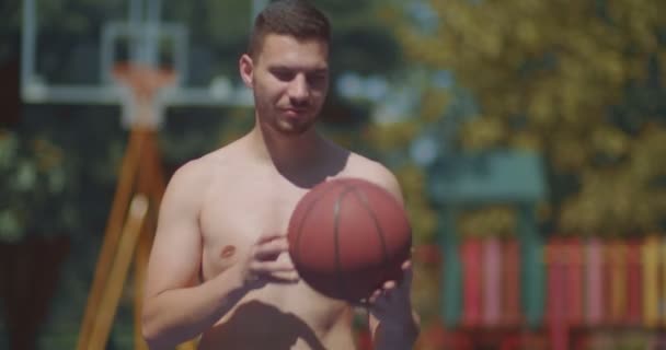 Veterano Jogador Basquete Saltando Girando Bola Antes Jogo — Vídeo de Stock