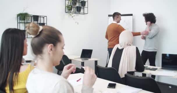 教室でビジネスチームが自らを教育する — ストック動画