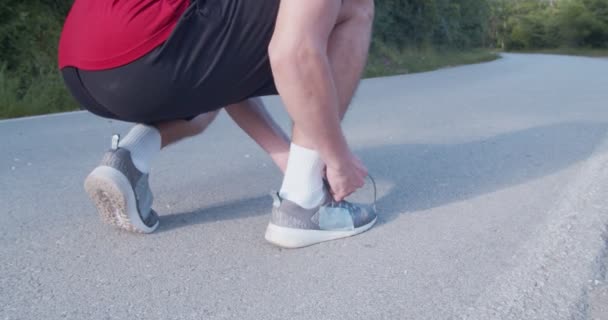 Hombre Corriendo Solo Bosque Durante Día — Vídeos de Stock