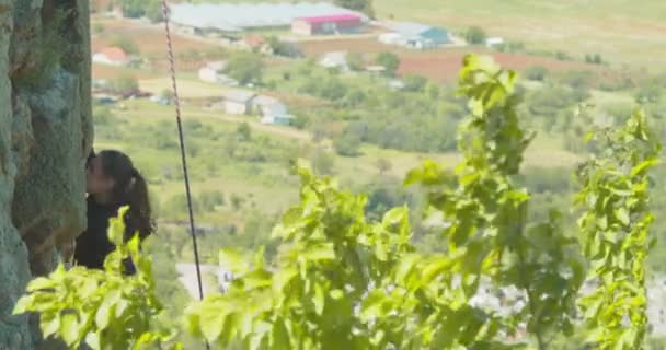 Jovencita Ascendiendo Desde Las Rocas Día Soleado — Vídeo de stock