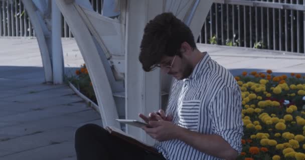 屋外で働くハンサムな若いビジネスマン — ストック動画