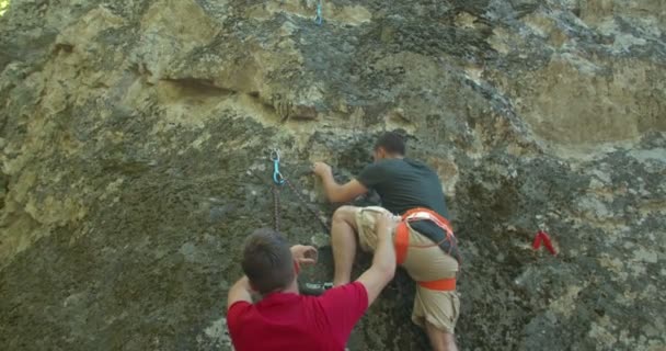 Uomo Arrampicata Sulle Rocce — Video Stock