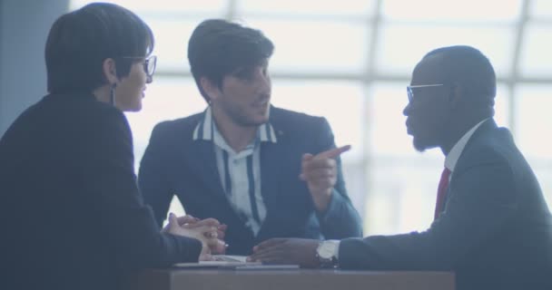 Equipo Negocios Multicultural Hablando Proyecto Una Oficina — Vídeo de stock