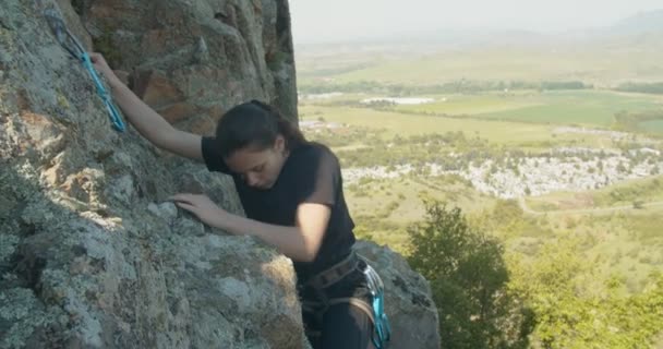 Дівчина Піднімається Скелях Сонячний День Горі — стокове відео
