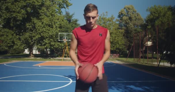 ゲームプレイ前にバスケットボールを示すベテランバスケットボール選手 — ストック動画