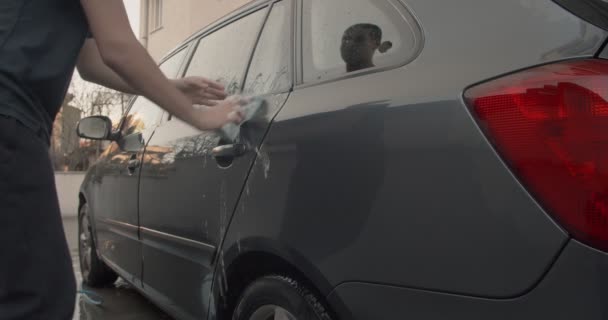 Adolescente Lavando Carro Com Esponja Espuma — Vídeo de Stock