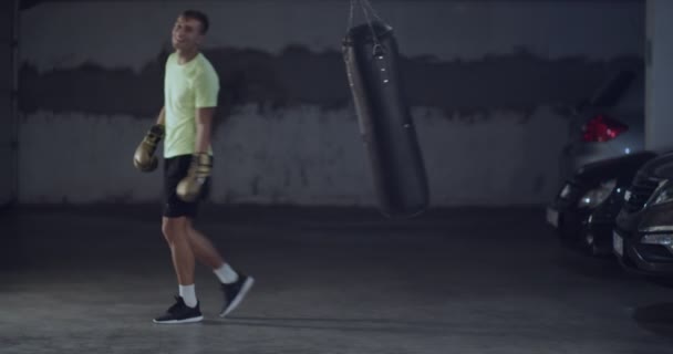 Boxeador Bater Num Saco Enorme Num Estúdio Boxe Homem Boxer — Vídeo de Stock