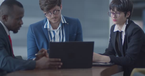 Equipe Negócios Multicultural Discutindo Sobre Projeto Laptop — Vídeo de Stock