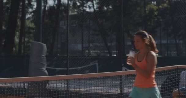 Genç Spor Kızı Tenis Antrenmanından Sonra Içiyor — Stok video