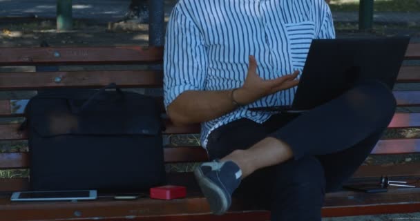 屋外で働くハンサムな若いビジネスマン — ストック動画