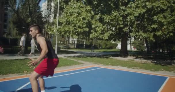 Vänner Spelar Basket Kameran Fungerar Som Spelare — Stockvideo