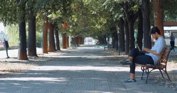 Joven Hombre Negocios Guapo Trabajando Aire Libre — Vídeos de Stock