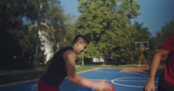 Vänner Spelar Basket Planen Solig Dag Rör Sig Kameran Som — Stockvideo