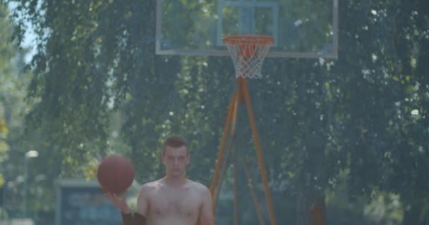 Joueur Vétéran Basket Ball Rebondissant Tournant Balle Avant Jeu — Video