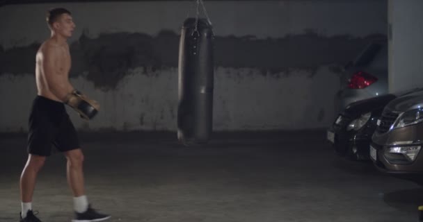 Чоловічий Боксер Вдарив Величезну Сумку Боксерській Студії Чоловік Боксер Тренування — стокове відео