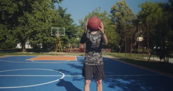 Veteran Basketspelare Visar Basket Innan Spelet Försöker Rotera Den — Stockvideo