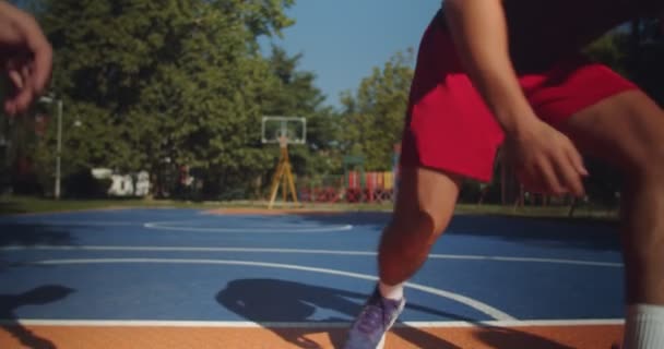 Joven Veterano Del Baloncesto Haciendo Driblings Cámara Como Jugador — Vídeos de Stock