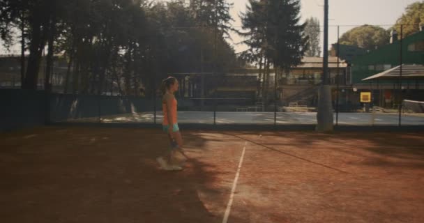 Genç Spor Kızı Gündüz Tenis Oynuyor — Stok video