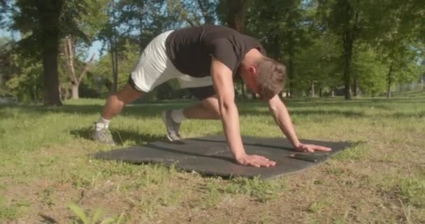 Sportlicher Junger Mann Praktiziert Yoga Park — Stockvideo