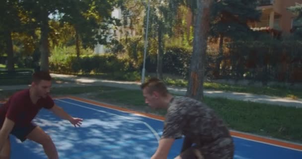 Quatro Jovens Amigos Jogando Basquete Dia Ensolarado — Vídeo de Stock