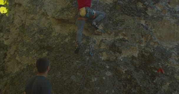 Mann Erklimmt Felsen Einem Außergewöhnlichen Tag — Stockvideo