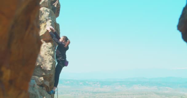 Niña Llegando Cima Las Rocas Enmarcada Por Roca Natural — Vídeos de Stock