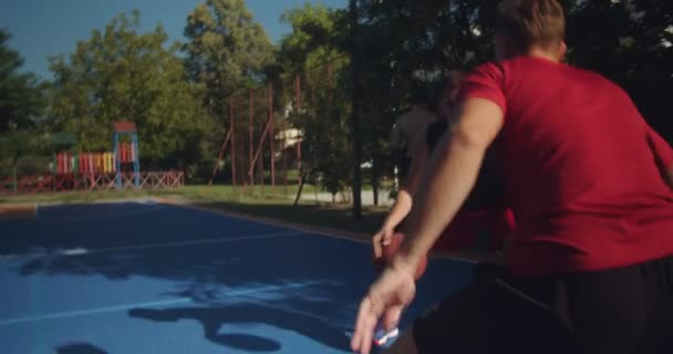 Vänner Som Spelar Basket Kamera Som Spelare — Stockvideo