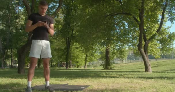 Sportlicher Junger Mann Praktiziert Yoga Park — Stockvideo