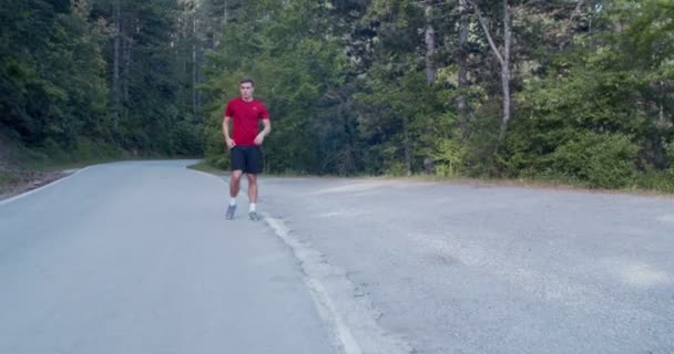 Een Man Die Overdag Alleen Het Bos Rent — Stockvideo