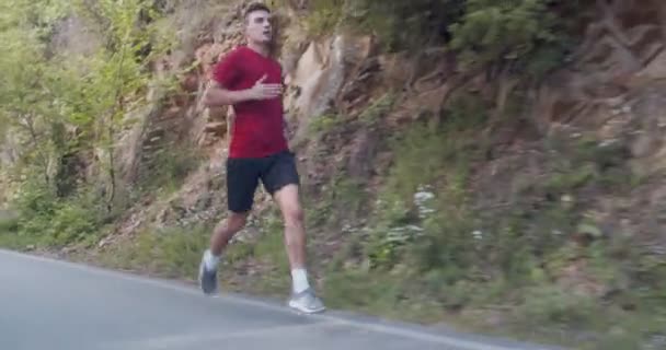 Hombre Corriendo Solo Bosque Durante Día — Vídeos de Stock