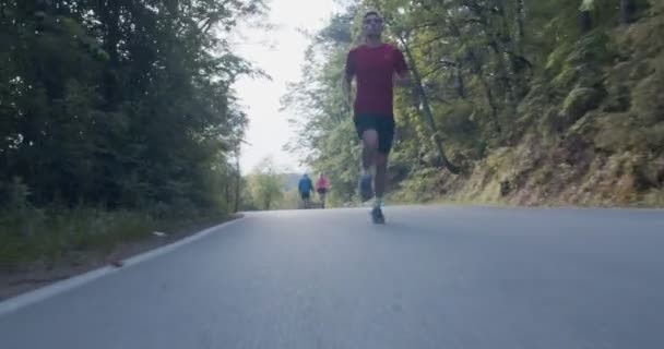 Hombre Corriendo Solo Bosque Durante Día — Vídeos de Stock