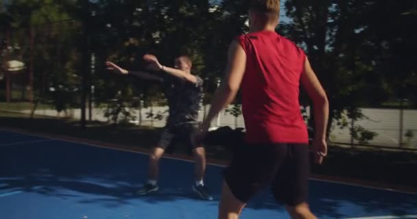 在球场上打篮球的朋友 作为球员的相机 — 图库视频影像