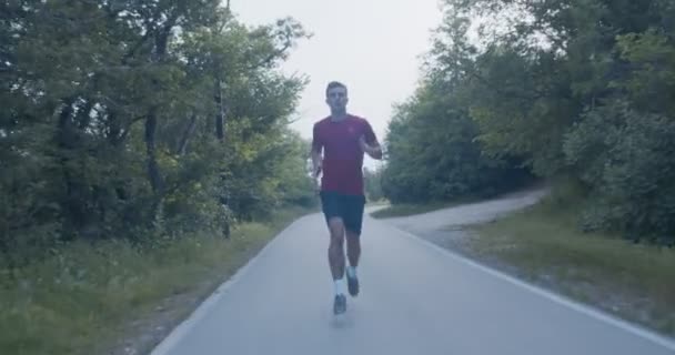 Hombre Corriendo Solo Bosque Durante Día — Vídeos de Stock