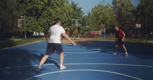 Vänner Som Spelar Basket Planen — Stockvideo