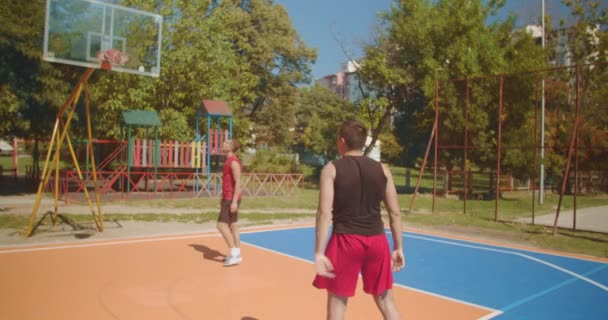 Amigos Calentándose Para Partido Baloncesto Sol — Vídeos de Stock