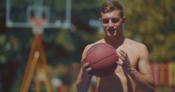 Joueur Vétéran Basket Ball Rebondissant Tournant Balle Avant Jeu — Video